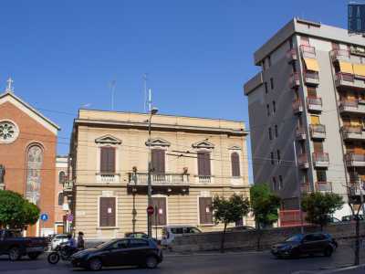 E proprio accanto al tempio religioso, in piazzetta Sant�Antonio, si nasconde il prospetto angolare color ocra di Palazzina Tinelli, stretto sull�altro lato da un alto fabbricato residenziale di otto piani